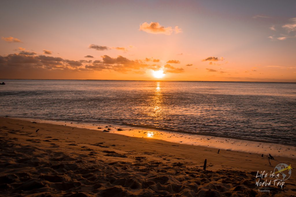 Life is a World Trip - Kombireise nach Mauritius und La Réunion. Sonnenuntergang am Le Morne Beach
