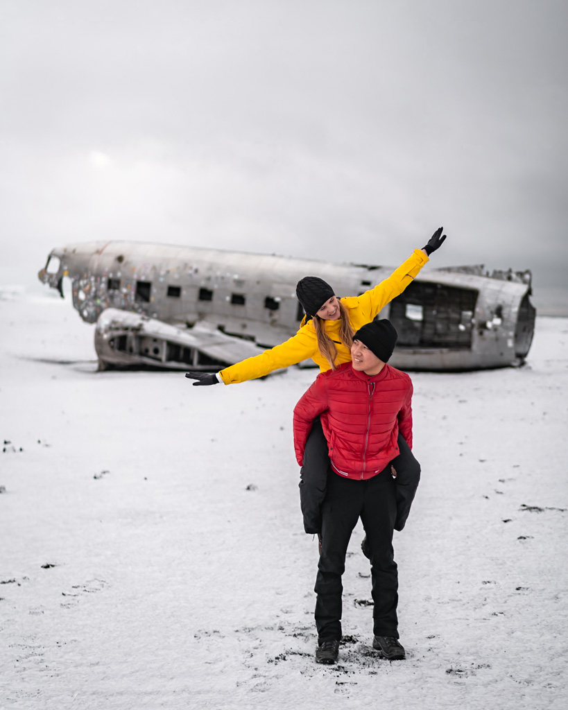 Island Rundreise - Solheimasandur Flugzeugwrack auf verschneitem schwarzen Strand