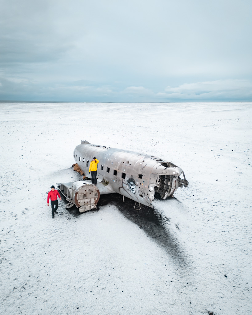 Island Rundreise - Solheimasandur Flugzeugwrack auf verschneitem schwarzen Strand