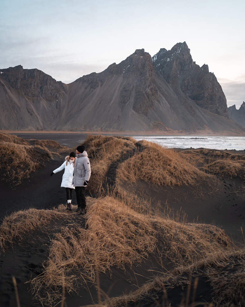 Island Rundreise - Weg über Dünen zum schwarzen Stokksnes Strand am Vestrahorn