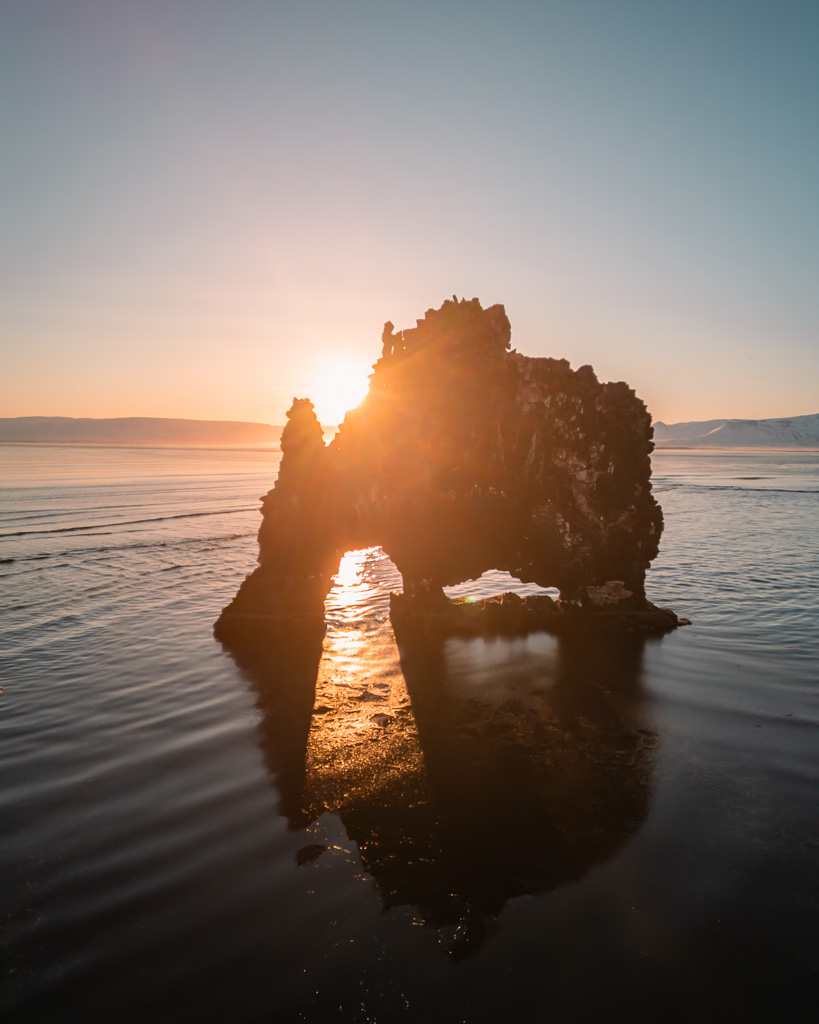 Island Rundreise - Hvitserkur Felsformation auf der Vastnes Halbinsel bei Sonnenaufgang