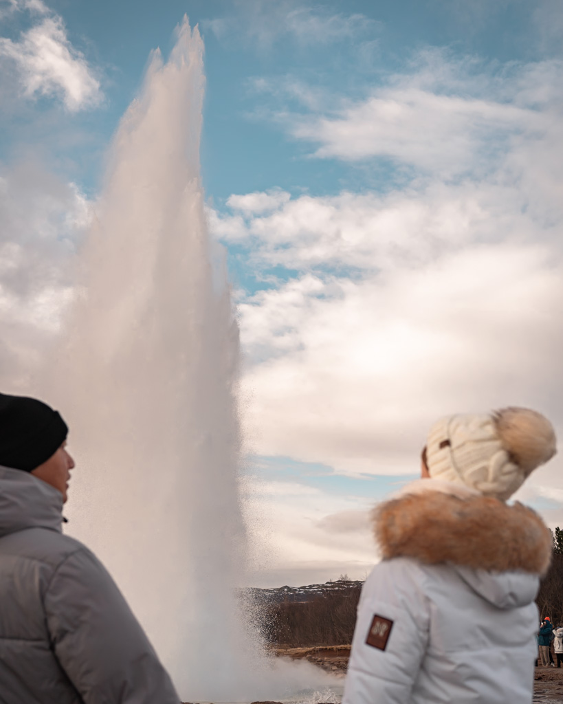 Island Rundreise - explodierender Strokkur Geysir am Golden Circle